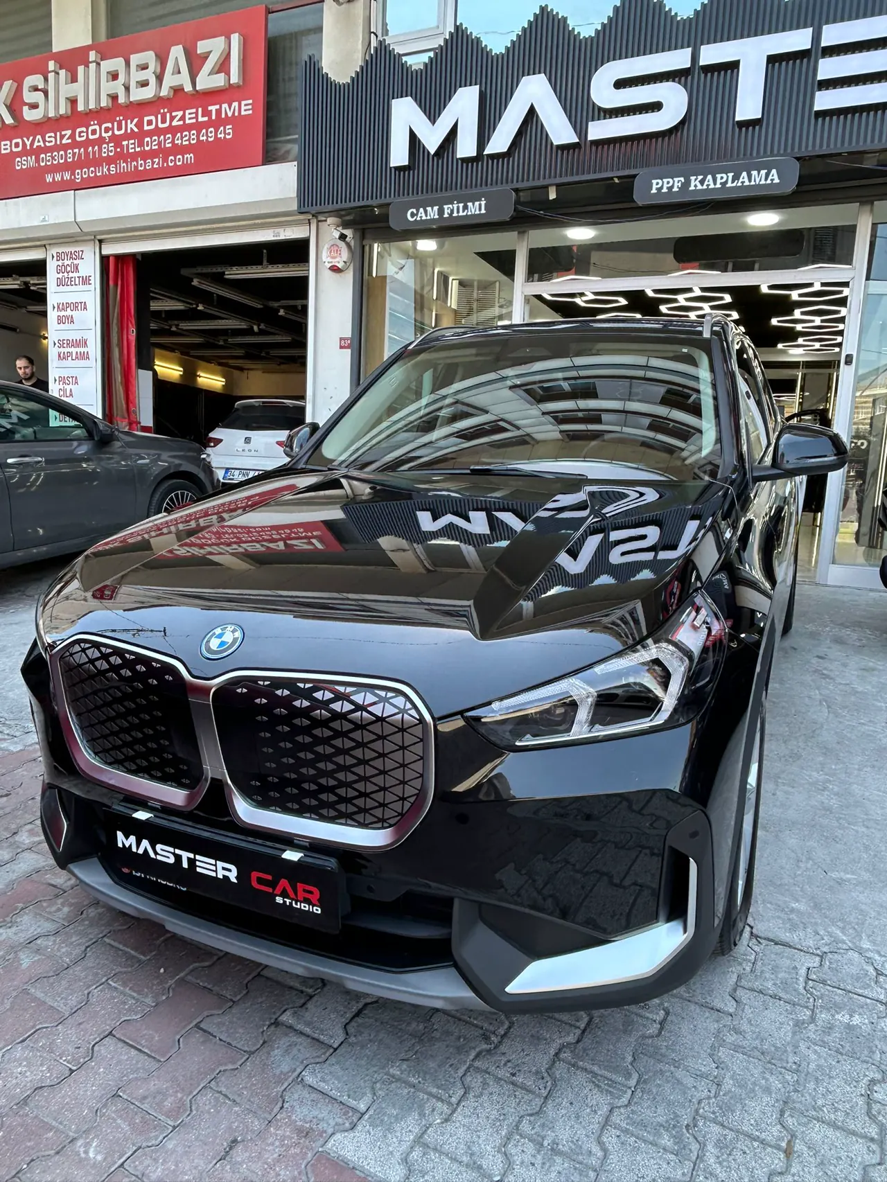 Master Car Studio dükkân önünde PPF kaplamalı BMW iX1