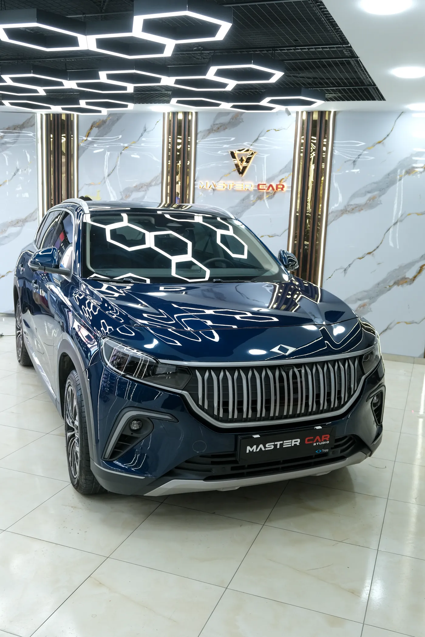 PPF kaplamalı mavi Togg, showroom önden görünüm